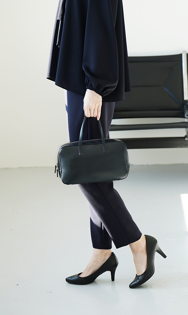 ヤーキ(YAHKI)】VIRINA別注カラー スクエアハンドバッグ（ネイビー）