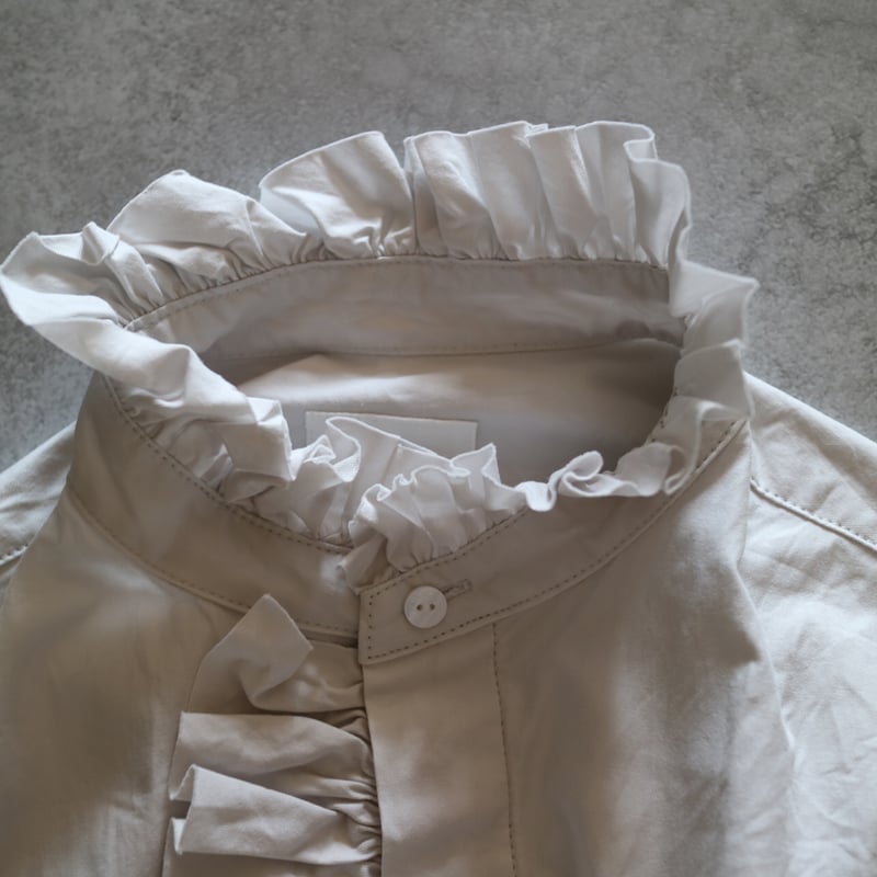 コットントリプルヤーンツイルバンドカラービショップスリーブラッフル