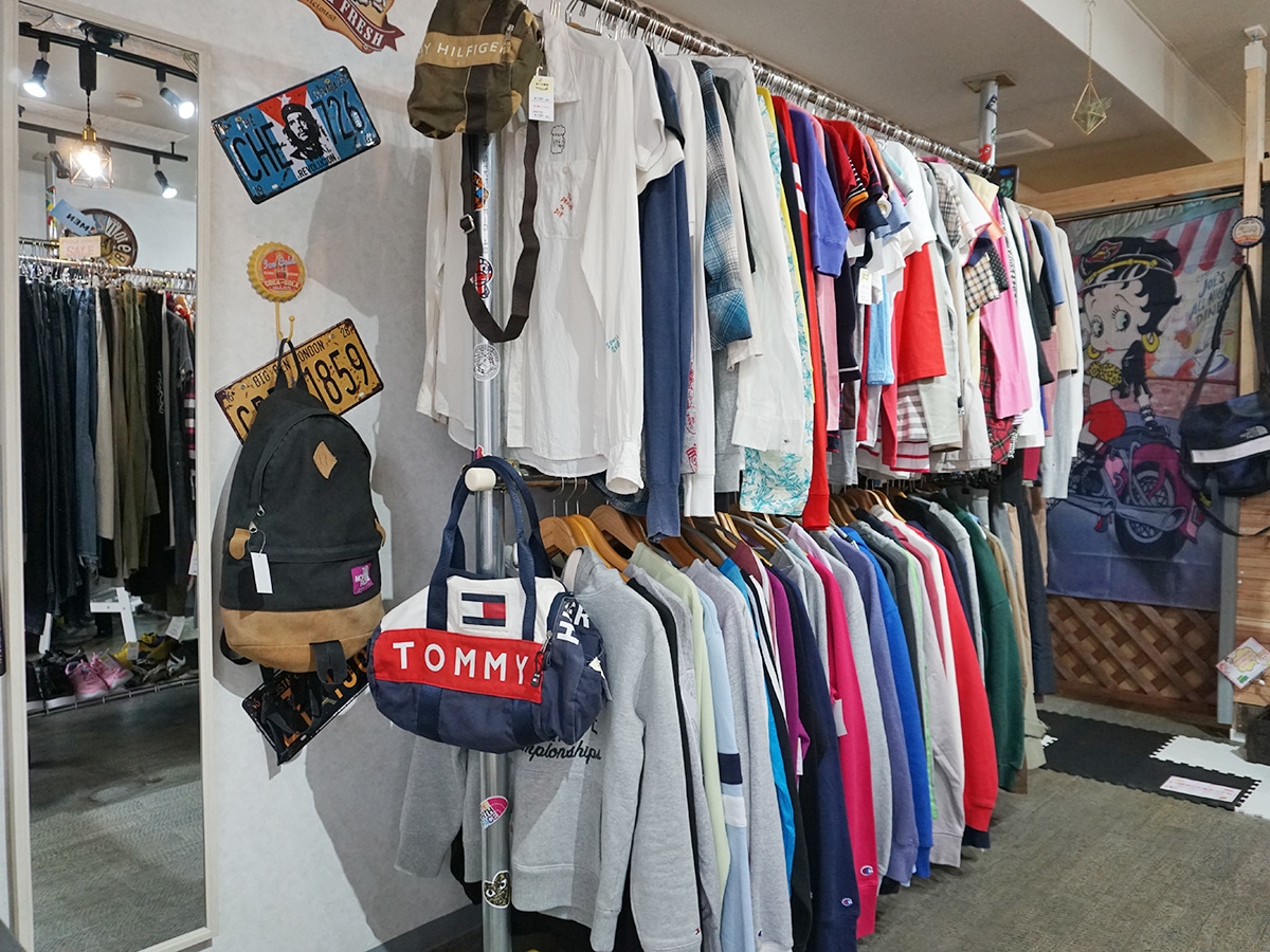 無人古着屋 かぞくのふるぎ」レディースコーナー - 葛飾経済新聞