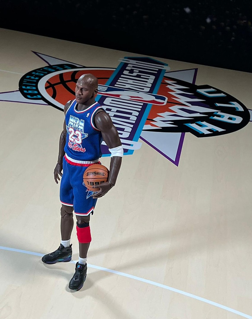 エア ジョーダン 8」を履く'93年の“マイケル・ジョーダン”のフィギュア