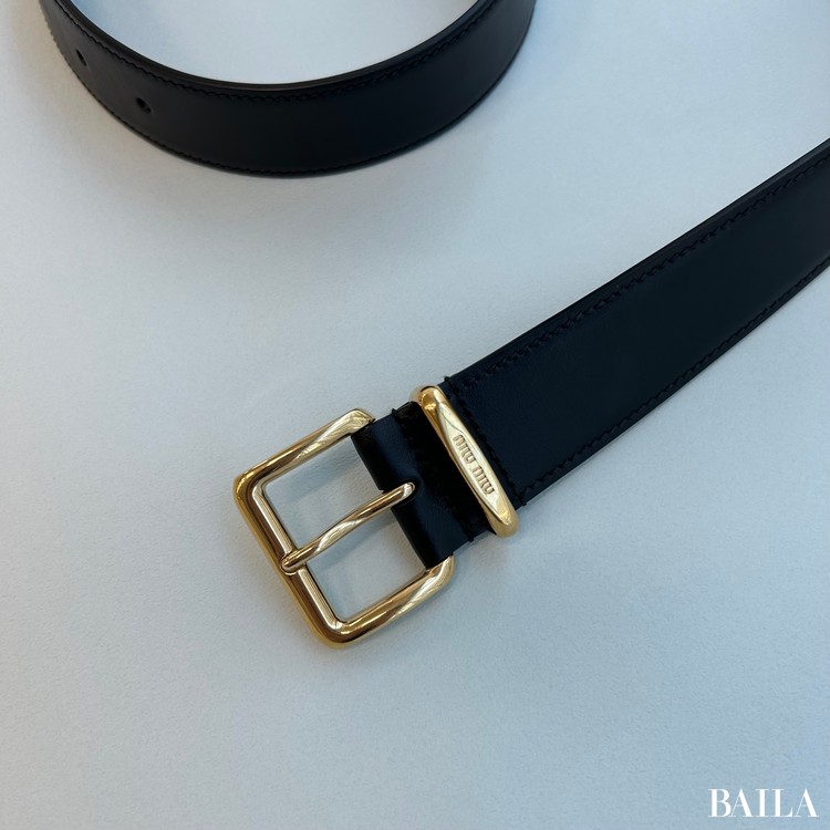 miu miu（ミュウミュウ）」のレザー ベルトがどんな装いにもマッチする