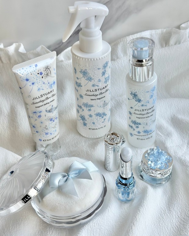 ジルスチュアートの「サムシングピュアブルー」が2025年も登場！ 透明