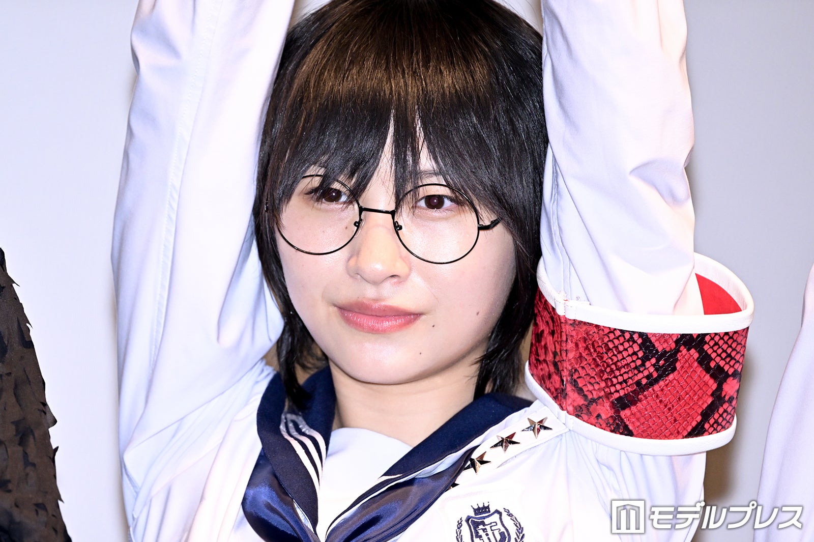 新しい学校のリーダーズ・SUZUKA、メガネ外したショットで雰囲気ガラリ