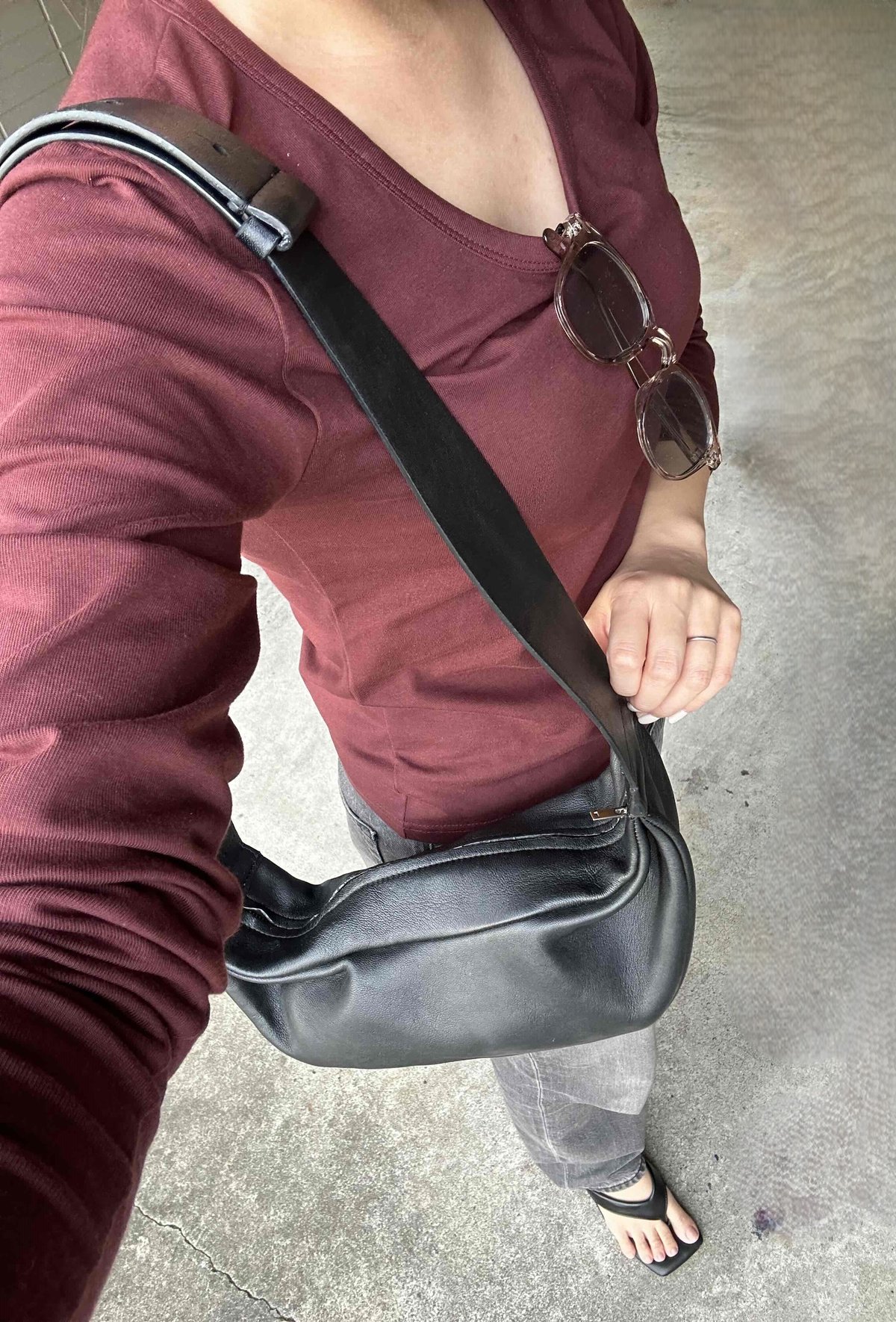 両手が空く【COS（コス）】のショルダーバッグは普段使いに最適