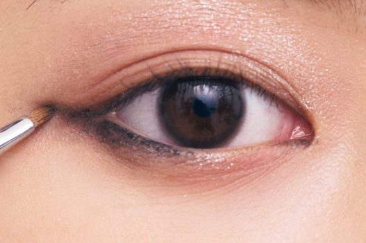 上國料萌衣＆森日菜美が変身♡ 人気ブランドの新作で秋メイク【ローラ