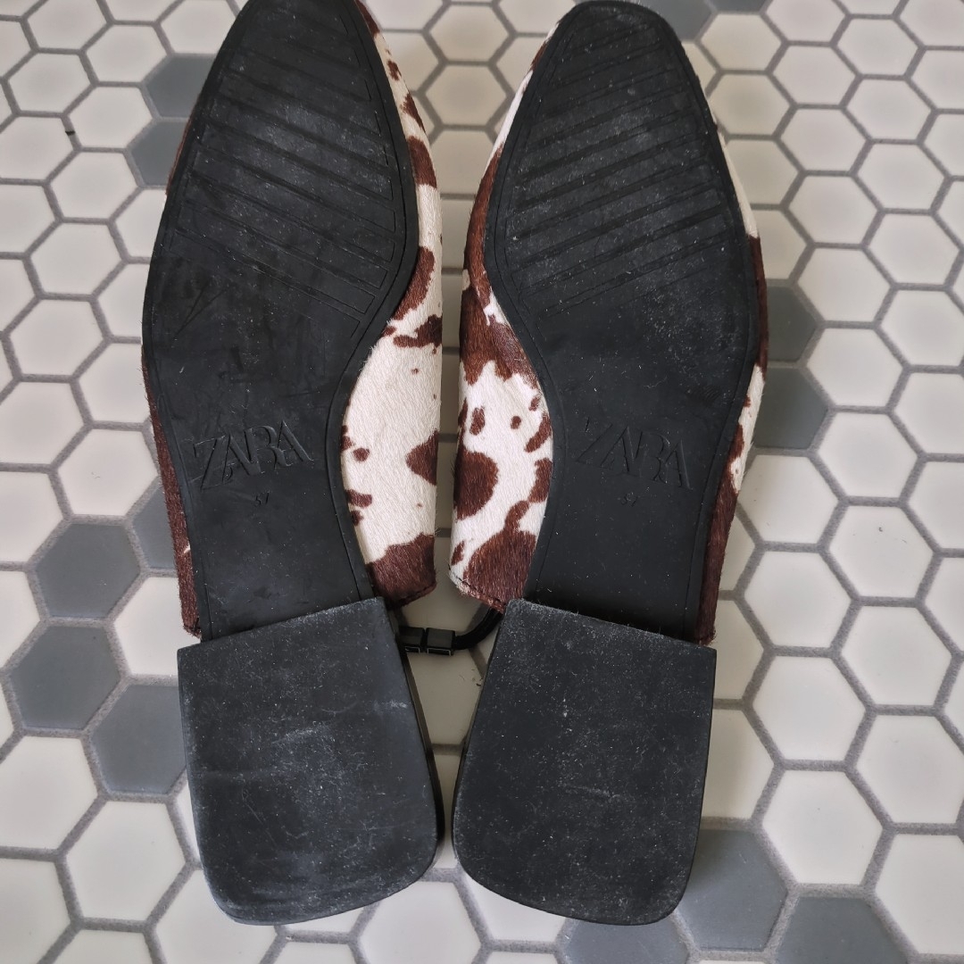 ZARA - 未使用 ZARA レザー ミュール 牛柄 サンダル ハラコ風 23.5