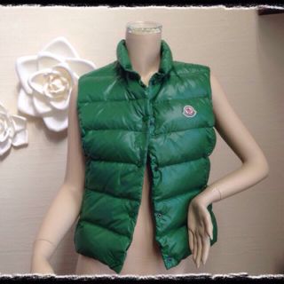 MONCLER（ダウンベスト ・ グリーン・カーキ/緑色系）のフリマアイテム一覧