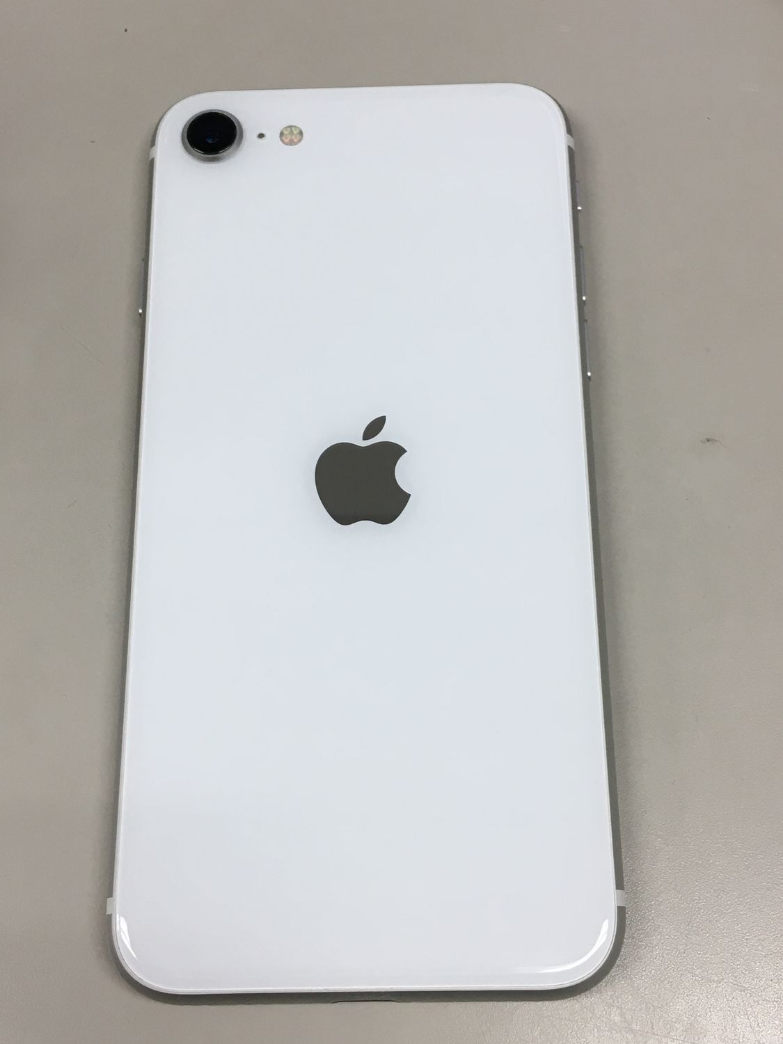 ムスビー｜【モバイルBOX】電池85％ SIMフリー iPhone SE(第2世代