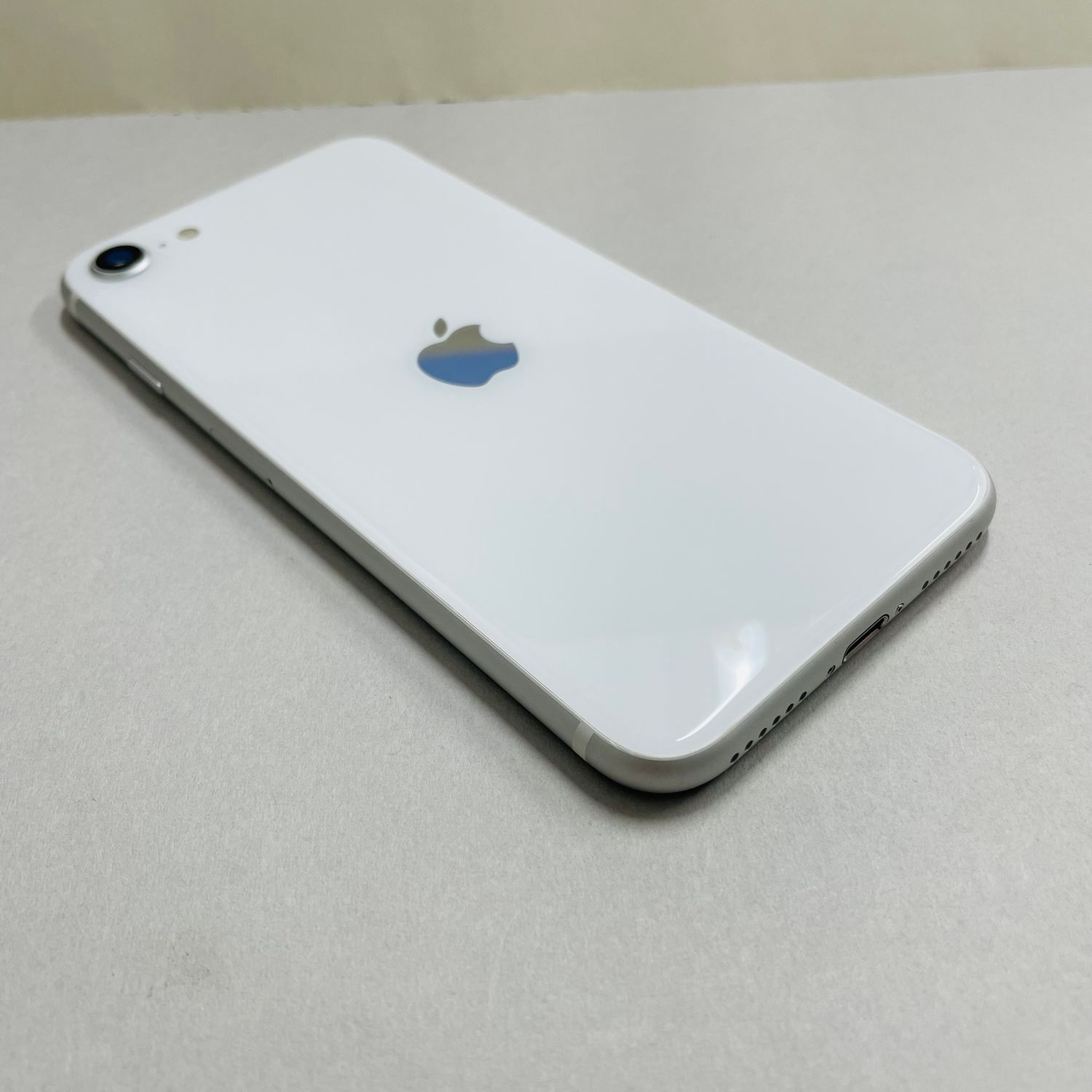 ムスビー｜[AT Shop Otsuka]美品 iphone SE第二世代 64GB SIMフリ