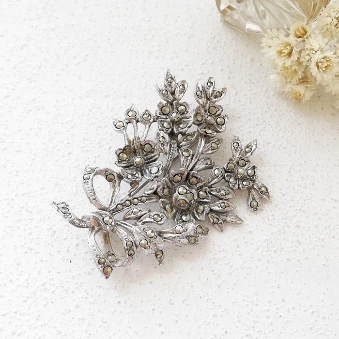 英国製1960年代フラワーモチーフの銀製ブローチ