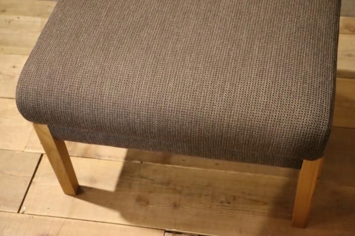 karimoku(カリモク家具) WU45 オーク材 オットマンです。北欧スタイル