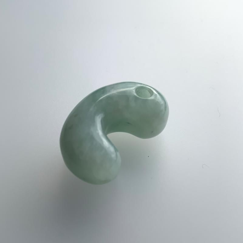 糸魚川翡翠 勾玉 巴型 】 国産 天然石 糸魚川産翡翠 ひすい ヒスイ