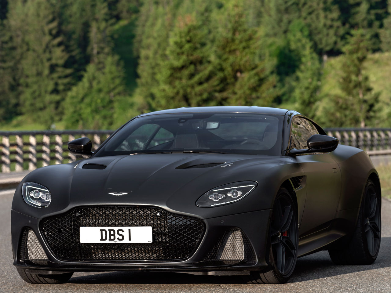 アストンマーチン DBS スーパーレジェーラの価格・新型情報・グレード