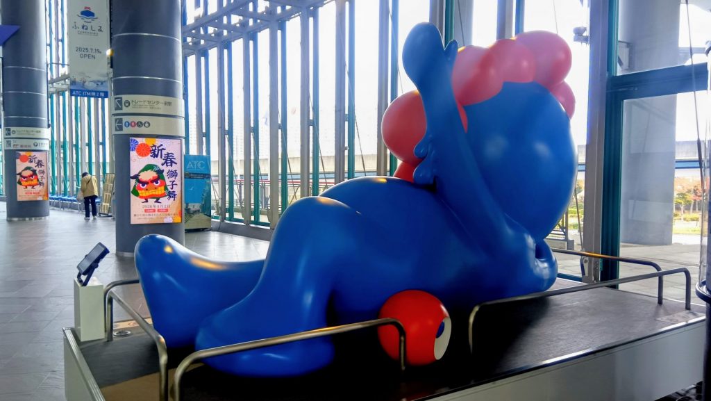 あっ、ミャクミャク！」寝そべりミャクミャク 子どもたち大喜び…大阪