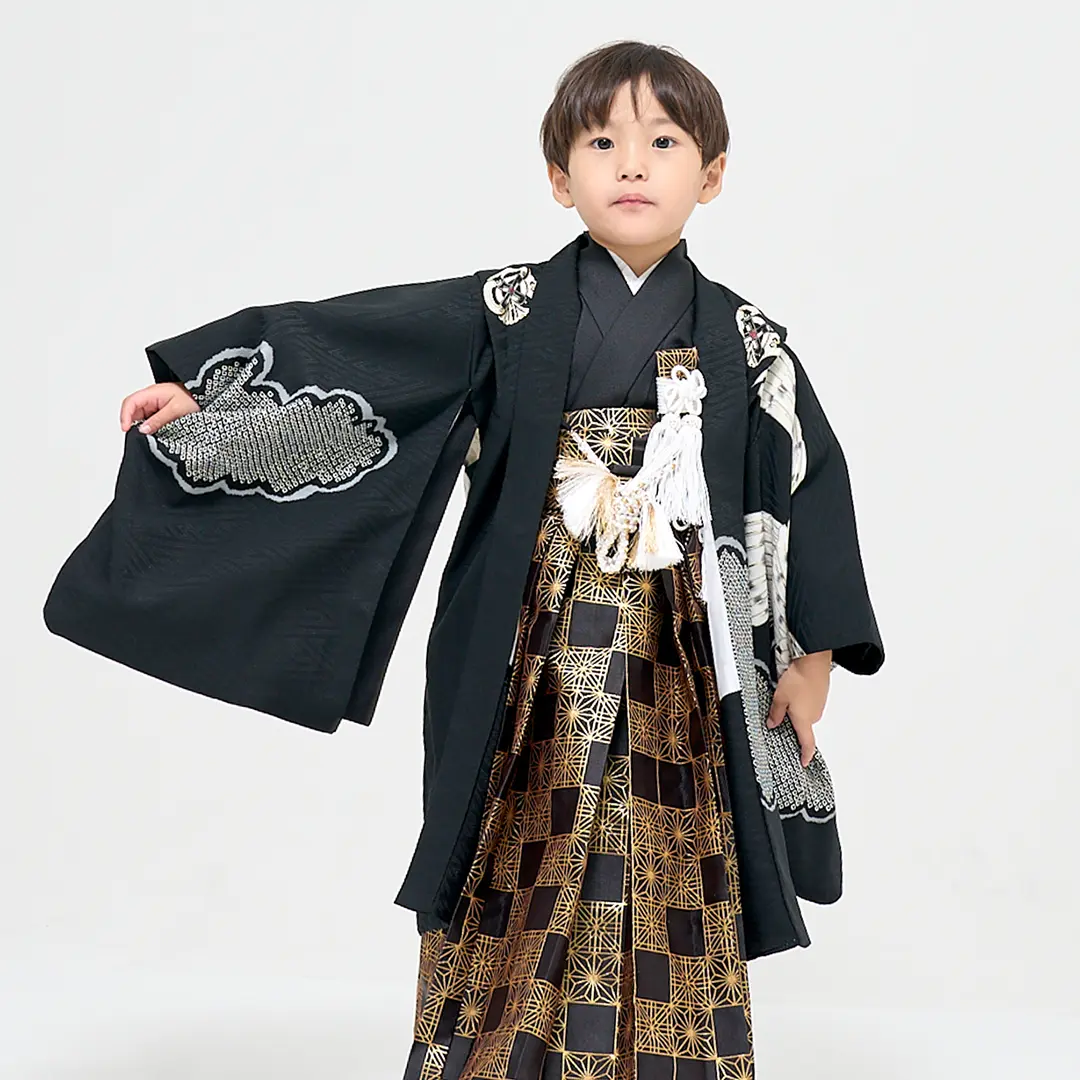 LOWRYS FARM》黒地に鷹と雲取り、黒の袴／七五三・五歳男の子・袴