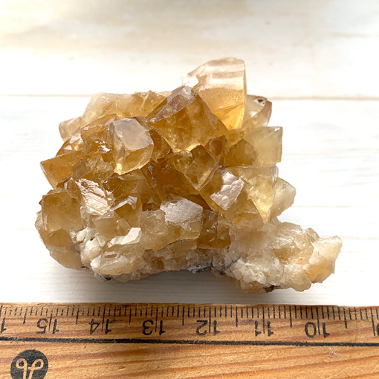 神秘的な蛍光色の方解石 – きらら舎