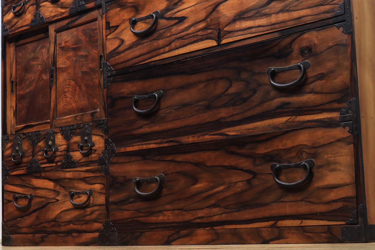 珍品!!無垢材の黒柿杢目が流れる堂々とした越後収納箪笥 BB2226 – 古福