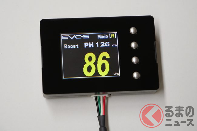 HKSのブーストコントローラー「EVC‐S」 が視認性に優れたカラー液晶を