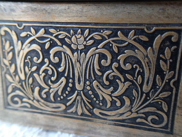 アールヌーヴォー植物文様装飾ルルドの聖母】【メタルボックス】【1858