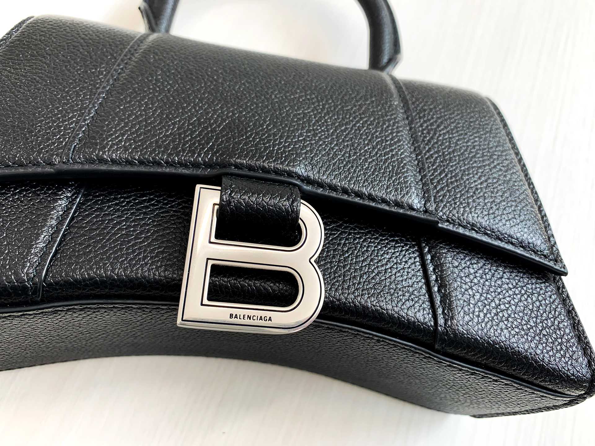 クラシックなシェイプで人気！BALENCIAGA（バレンシアガ） HOURGLASS