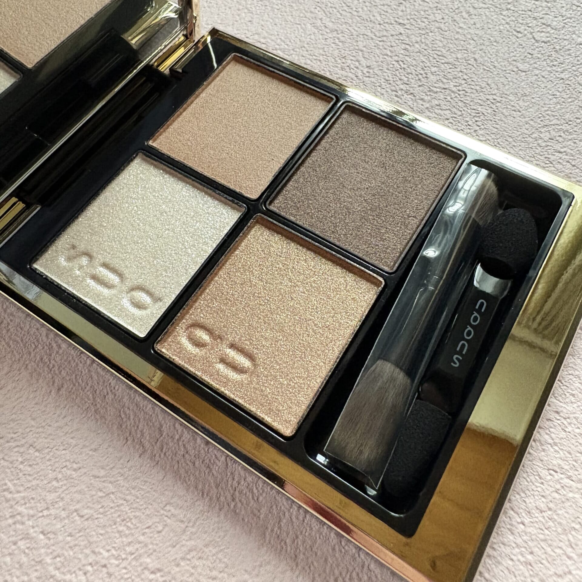 SUQQUアイシャドウ秋新色】シグニチャーカラーアイズ 15-凛覗-で