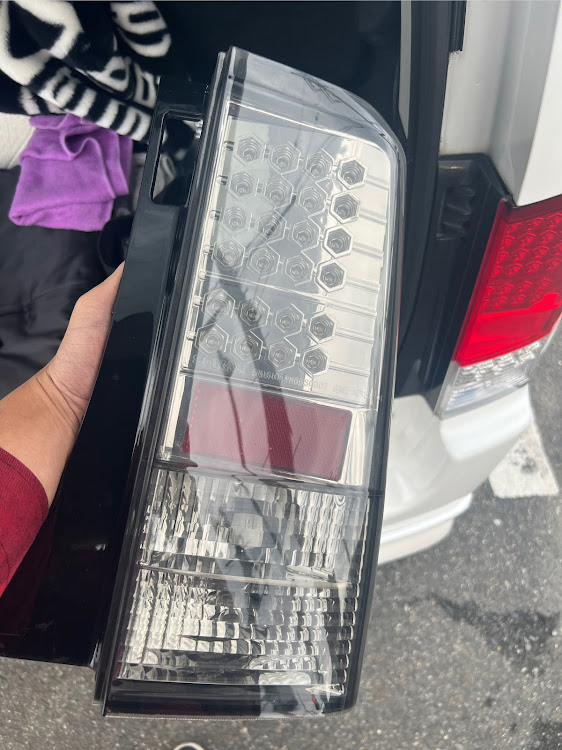 bBのテールランプ交換・ソナーLEDレッドクリアテール・中古パーツに縁