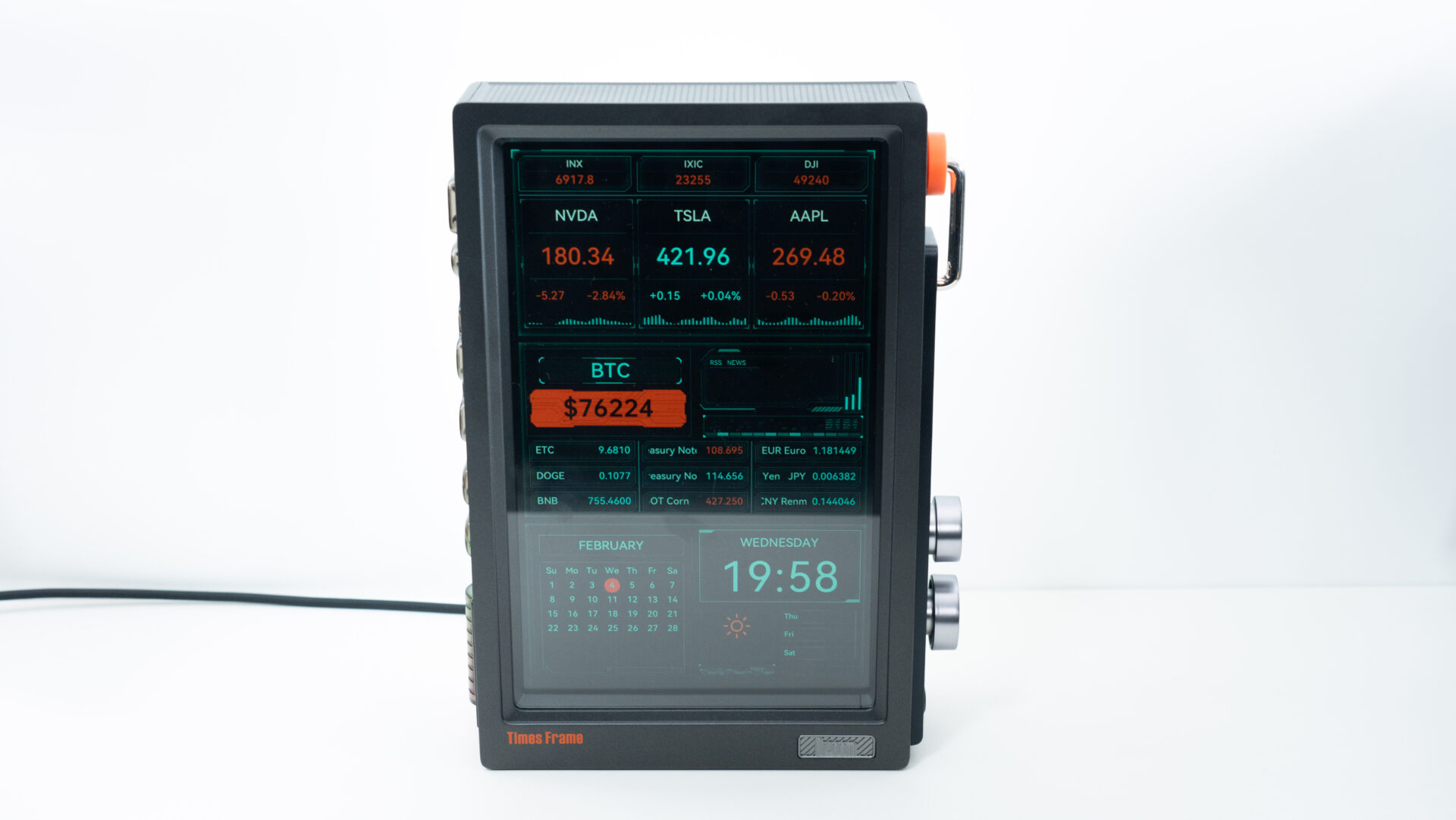 写真が浮いてる…？」謎の透明ディスプレイの正体はデザイン性抜群の