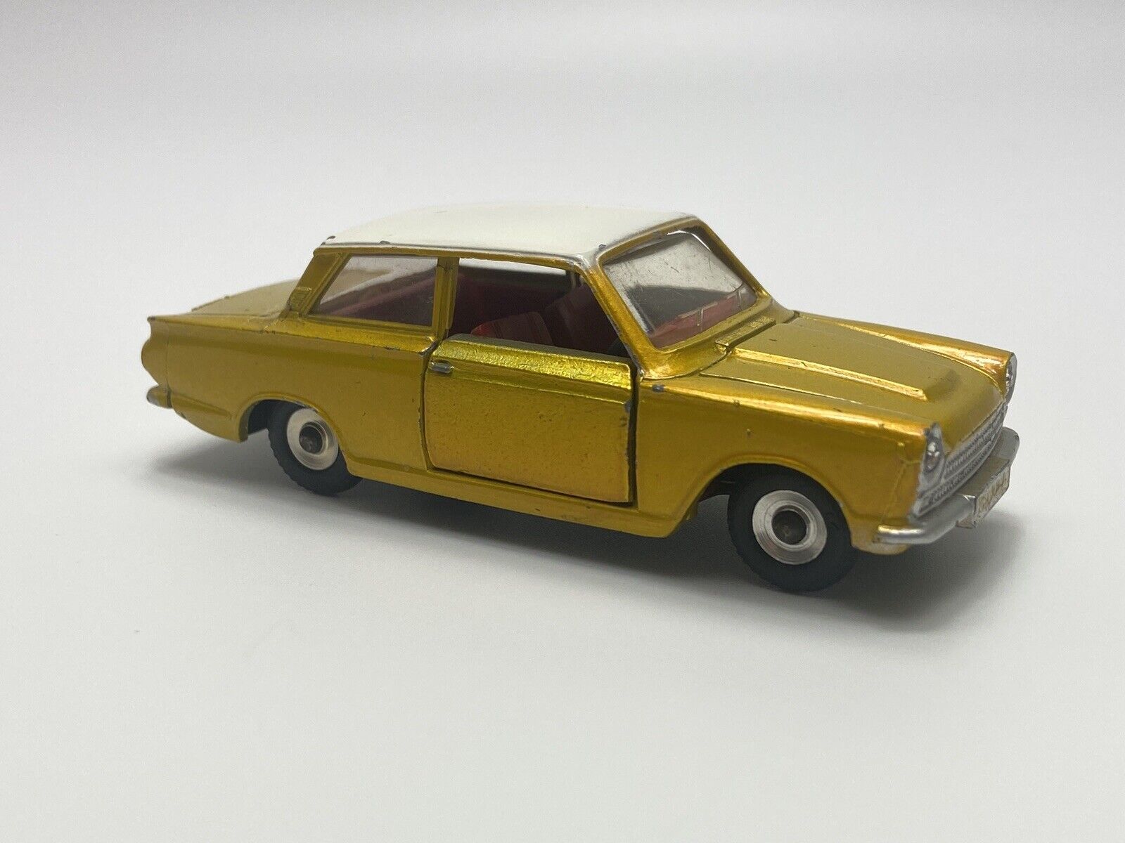 DINKY TOYS 133 FORD 1965 CORTINA WITH ORIGINAL BOX – LoftVintageToys