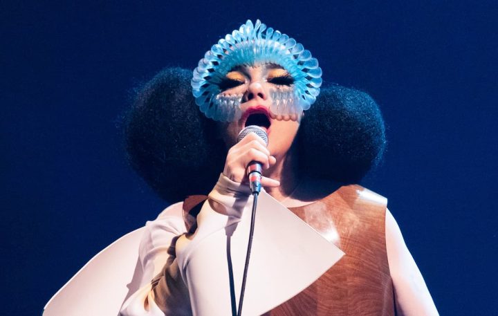 Bjork、『コーニュコピア』ツアーを記録した書籍が刊行されることを