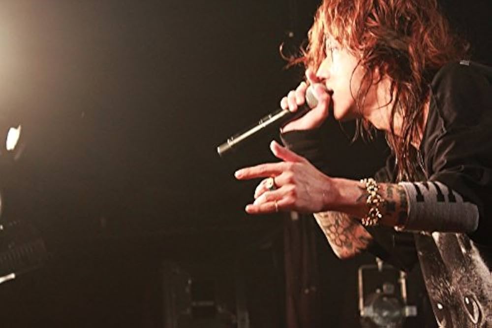 Amazon.co.jp: 黒夢 ライブ写真集 Alone (ポストカード付) : 黒夢