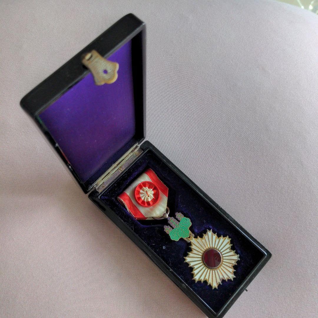 Amazon.co.jp: 勲章 旭日小綬章 勲四等旭日小綬章 略綬 共箱 旭日章