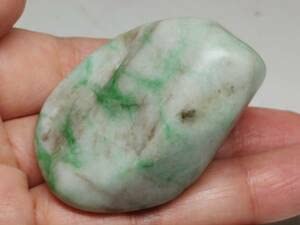 Amazon.co.jp: 白緑 82g (k) 翡翠 原石 ヒスイ 鉱物 鑑賞石 糸魚川