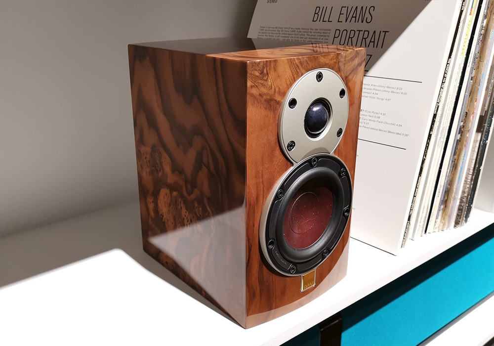 DALI - MENUET SE/ワイルド・ウォルナット・ハイグロスフィニッシュ