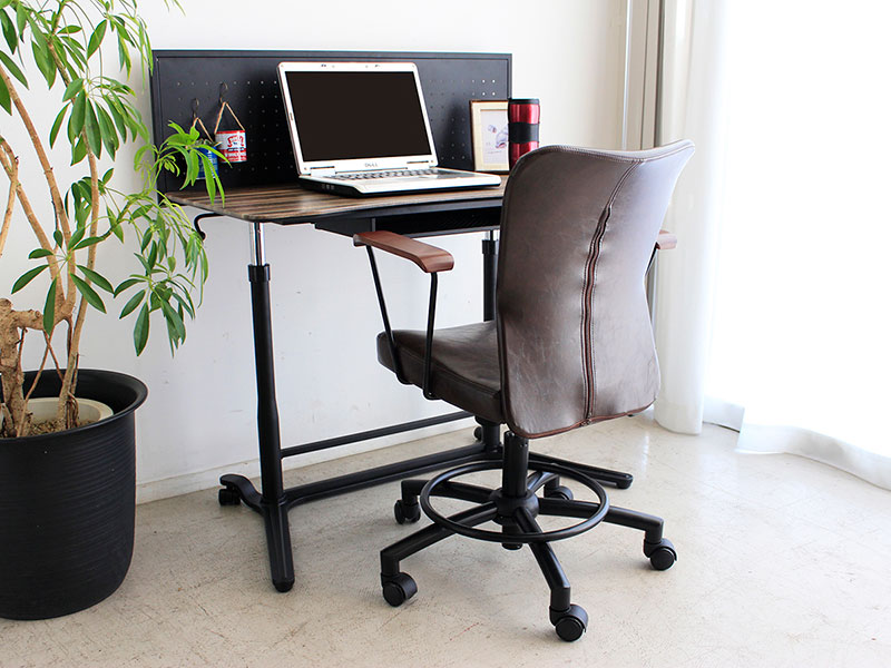 ダークブラウンの色合い 大人な印象を感じられるオフィスチェア