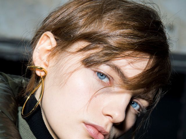 サカイとシャルロット・シェネがコラボ！ 片耳ピアスを数量限定で販売