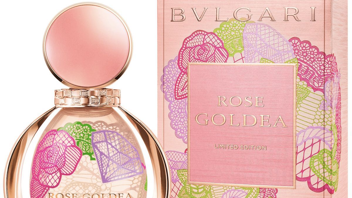 ブルガリの香り「ローズ ゴルデア」のフラコンをキャサリン・カイが