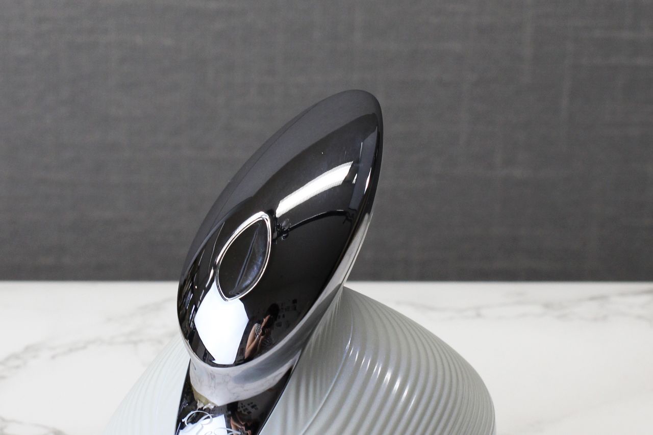 もみほぐし感、より深く。リファの進化版ヘッドマッサージャーで本格