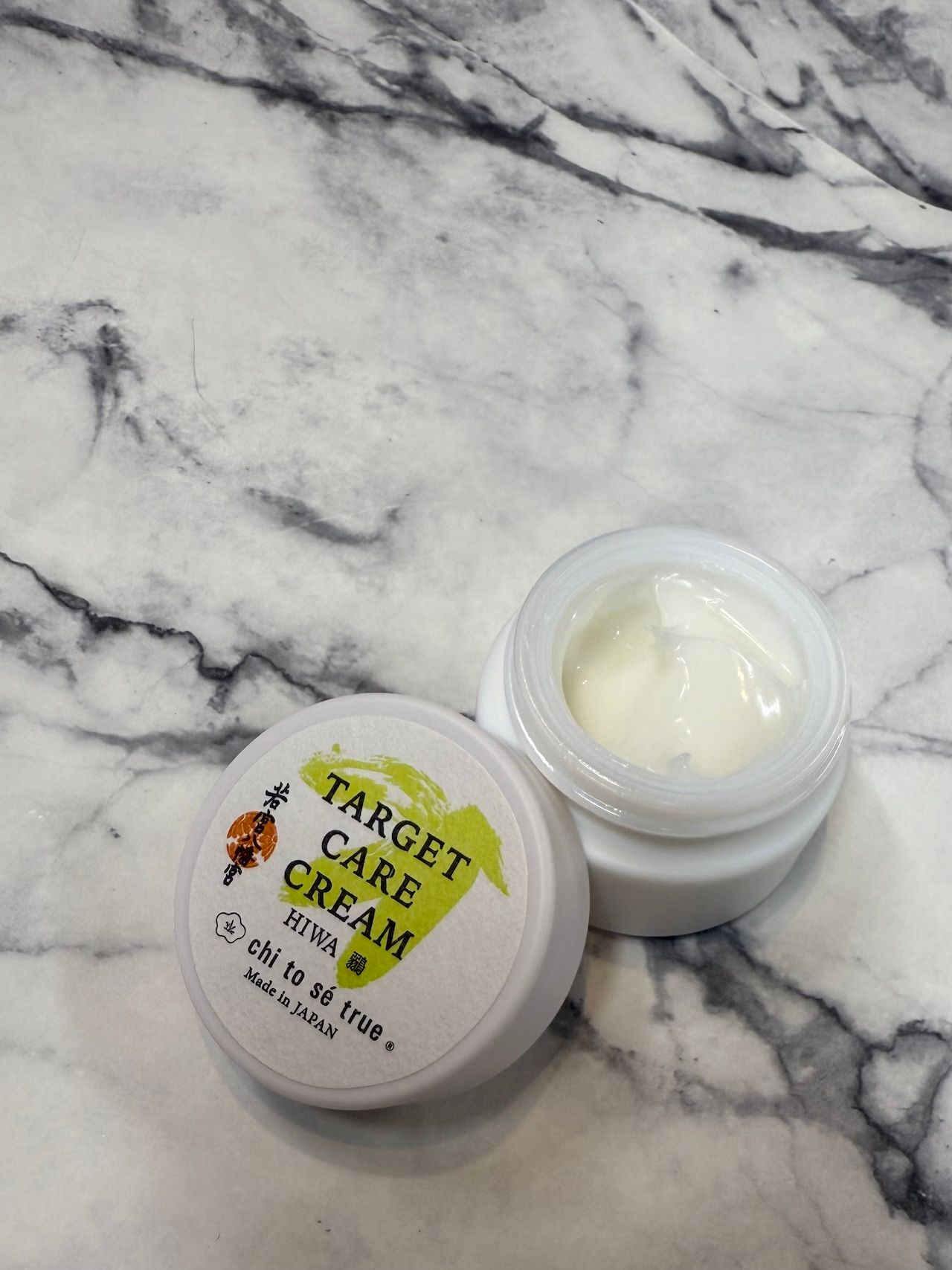 パーツケアに革命を。日本発「chi to sé true」から、まぶたの弛みに