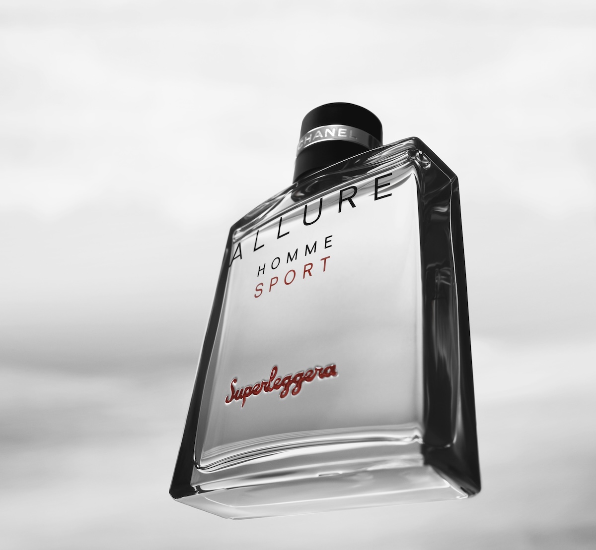 シャネル」が男性用フレグランス“アリュール オム スポーツ”の新作を