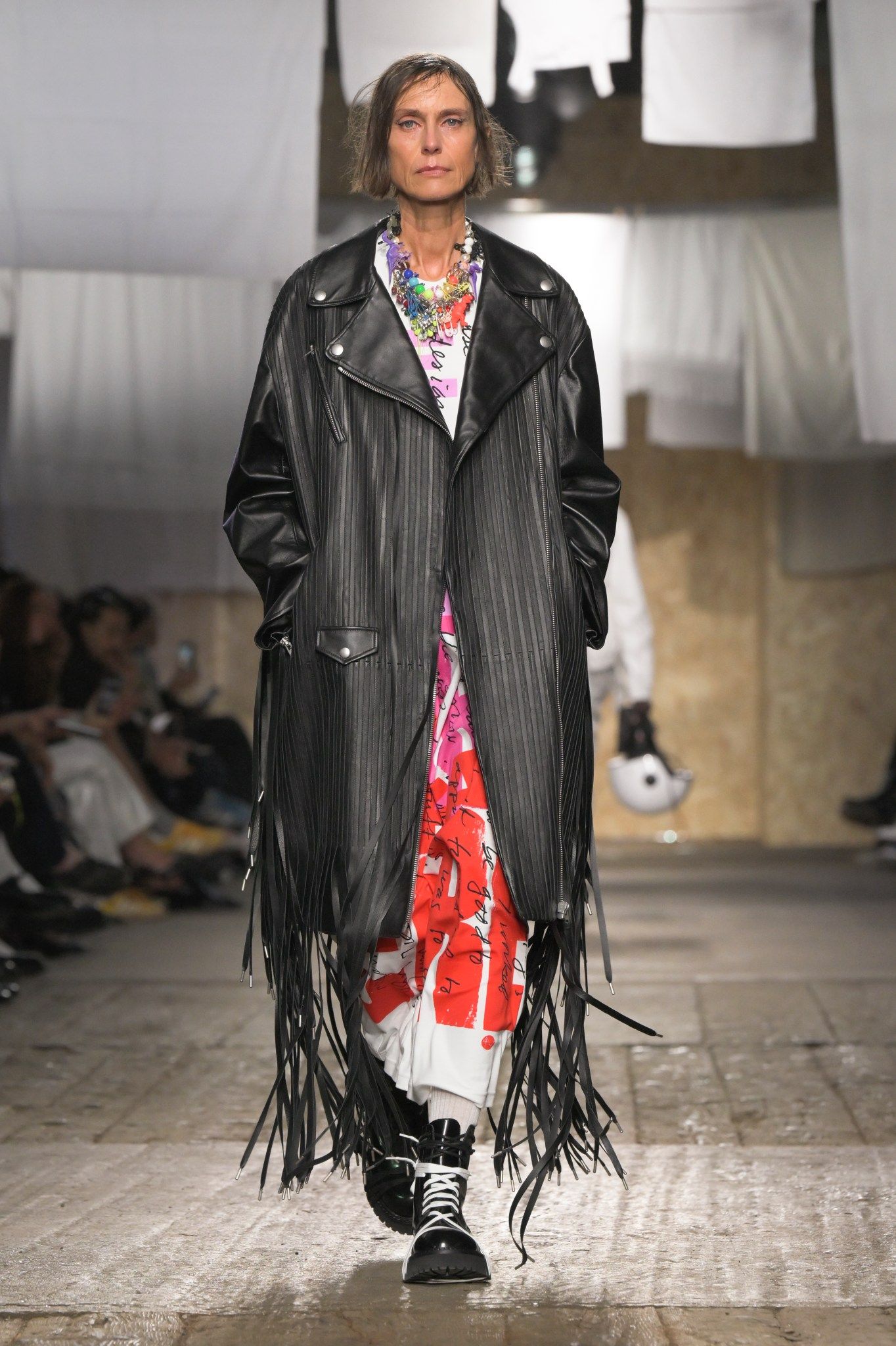 ルック】「モスキーノ」2025年春夏コレクション - WWDJAPAN