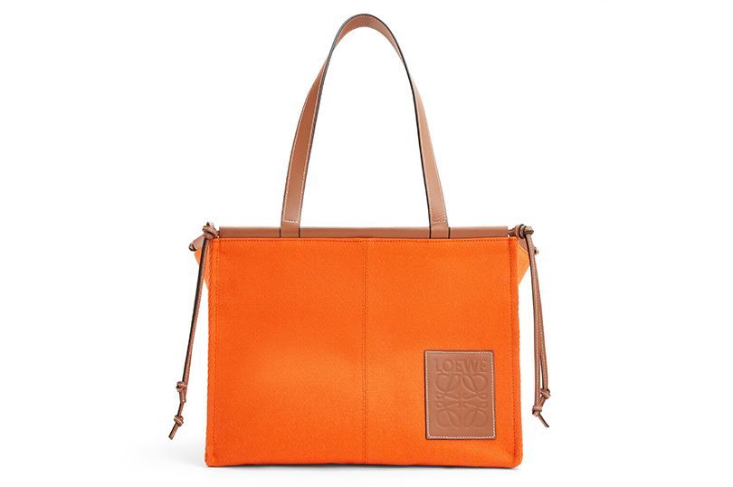 ロエベのバッグ「クッション・トート」からレザーの新作がデビュー