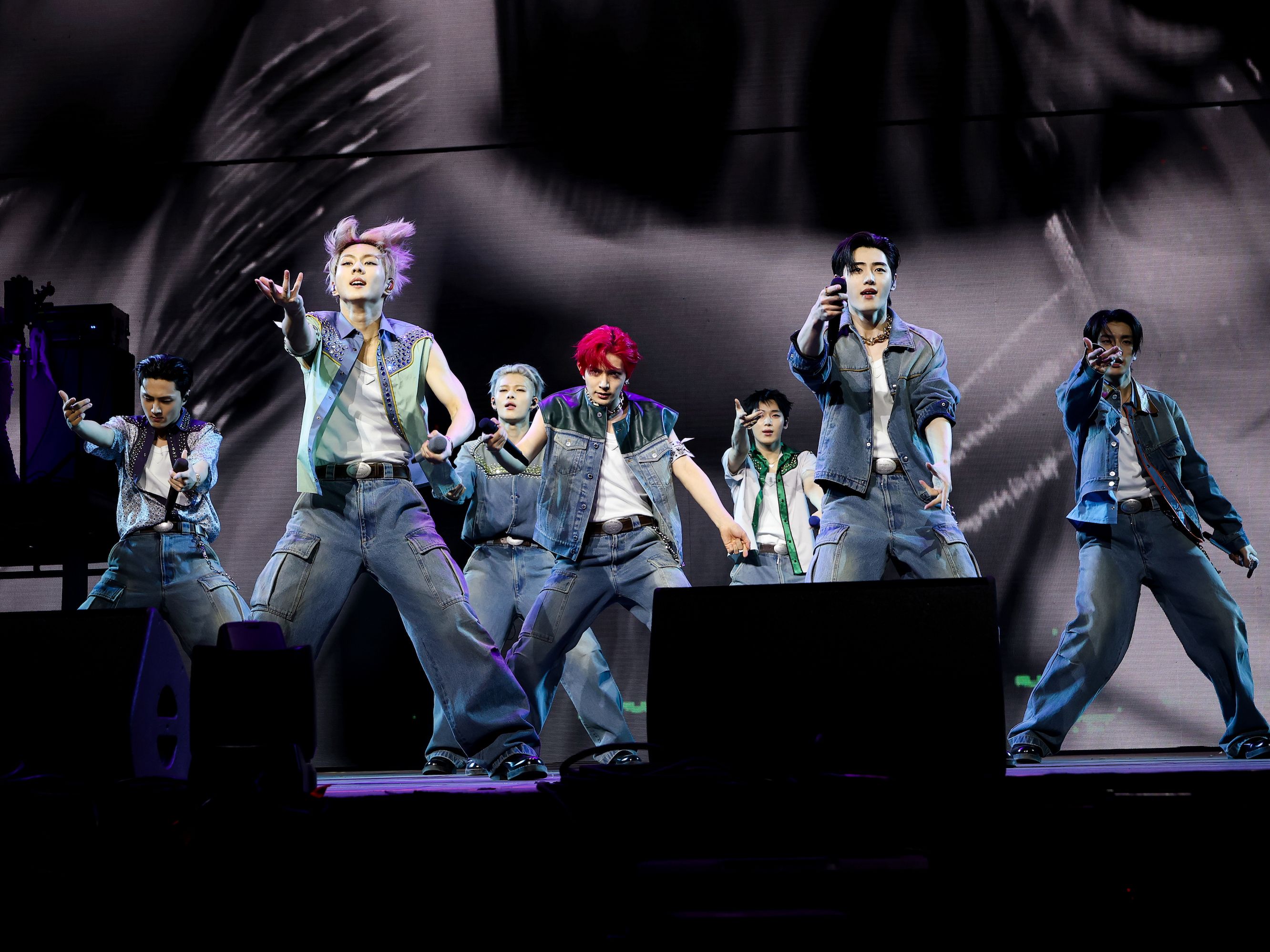 ENHYPEN、「コーチェラ2025」で身に着けたプラダのカウボーイ衣装を