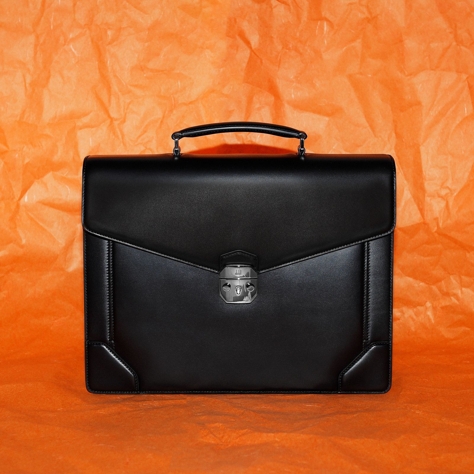 ダンヒルのレザーコレクションには英国紳士の端正な魂が宿る──特集