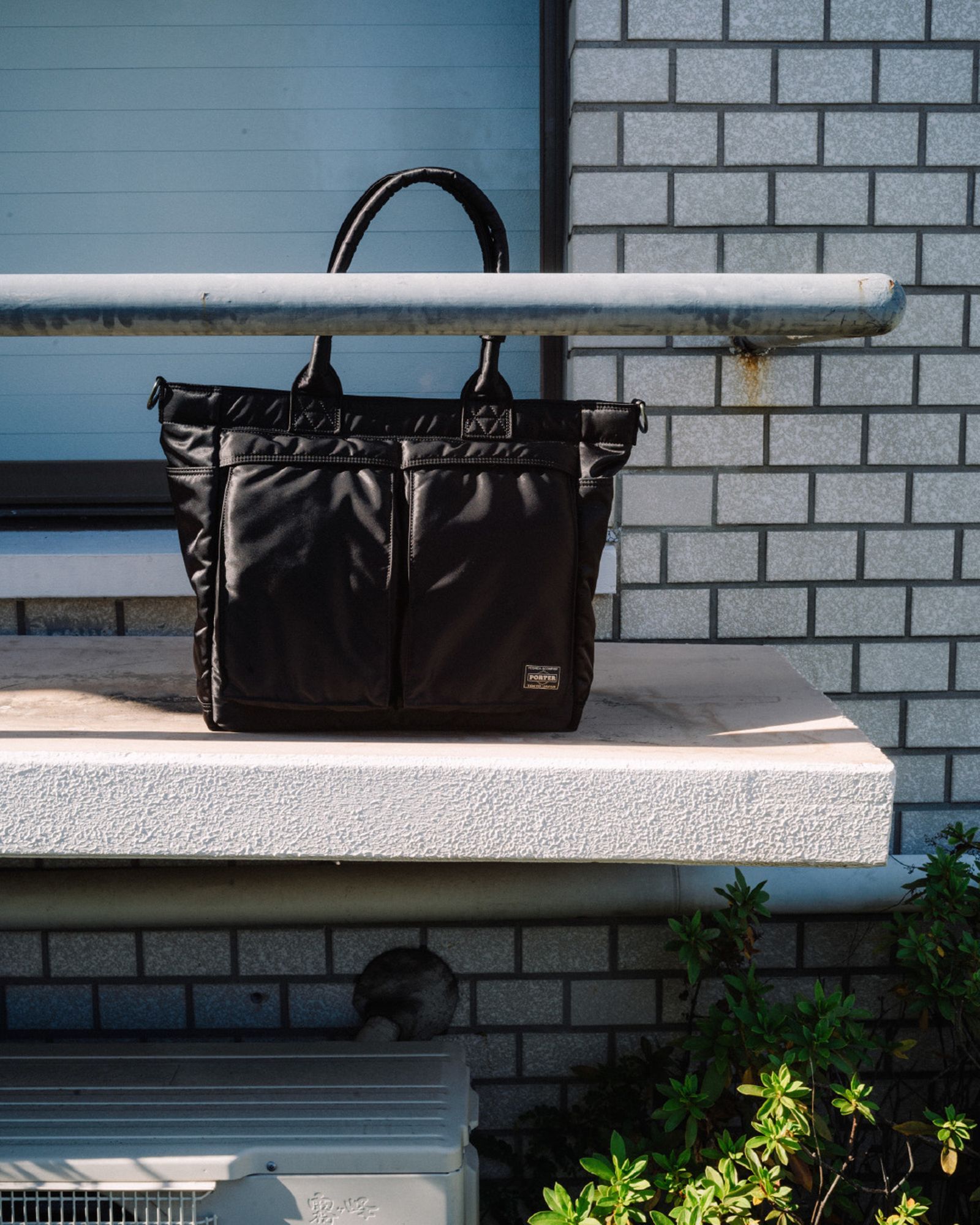 ポーター」の「TANKER」シリーズより、待望の新色「ブラック」が登場