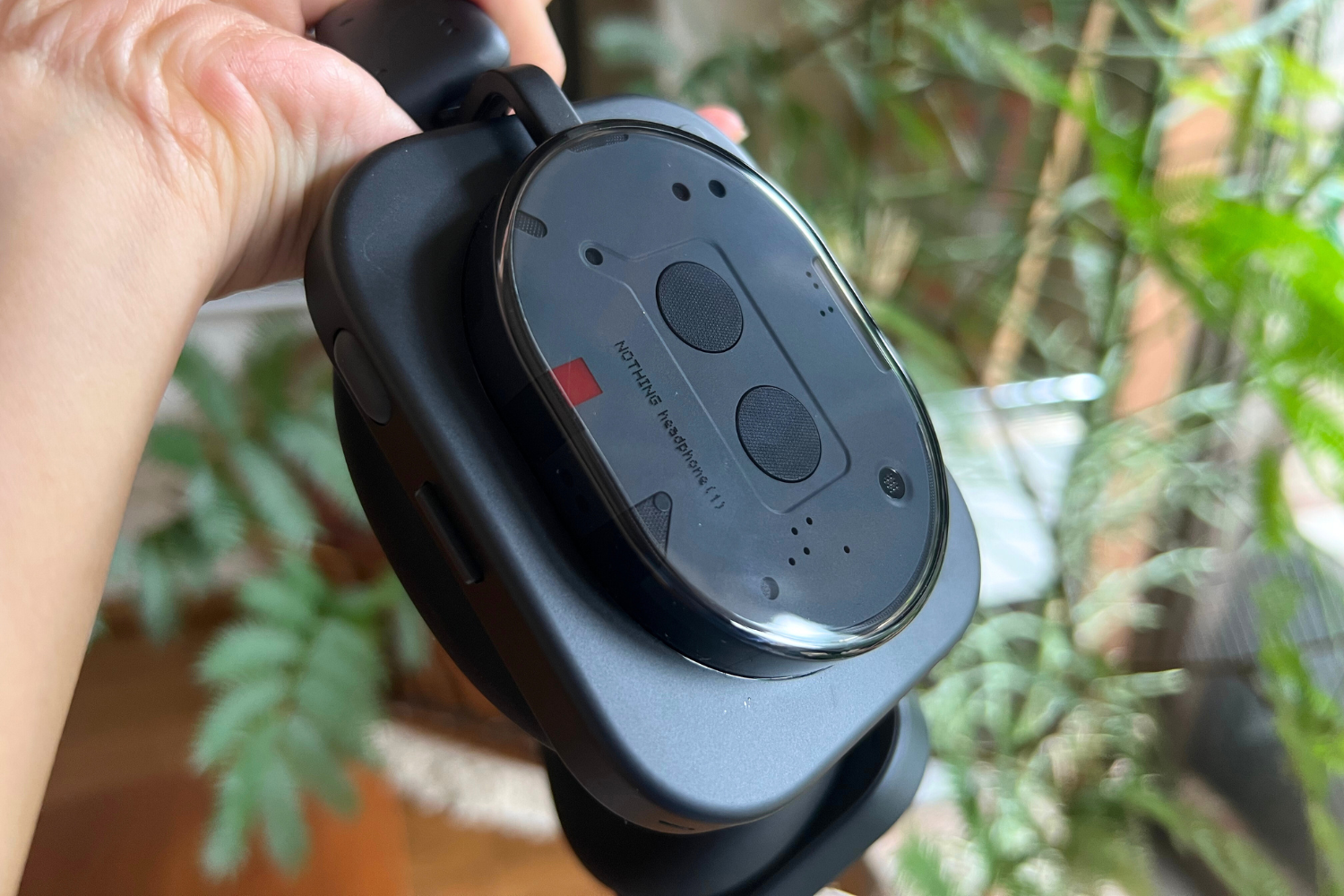 Nothingの新ヘッドホンは「3つのボタン」で音楽を自由自在に操れる