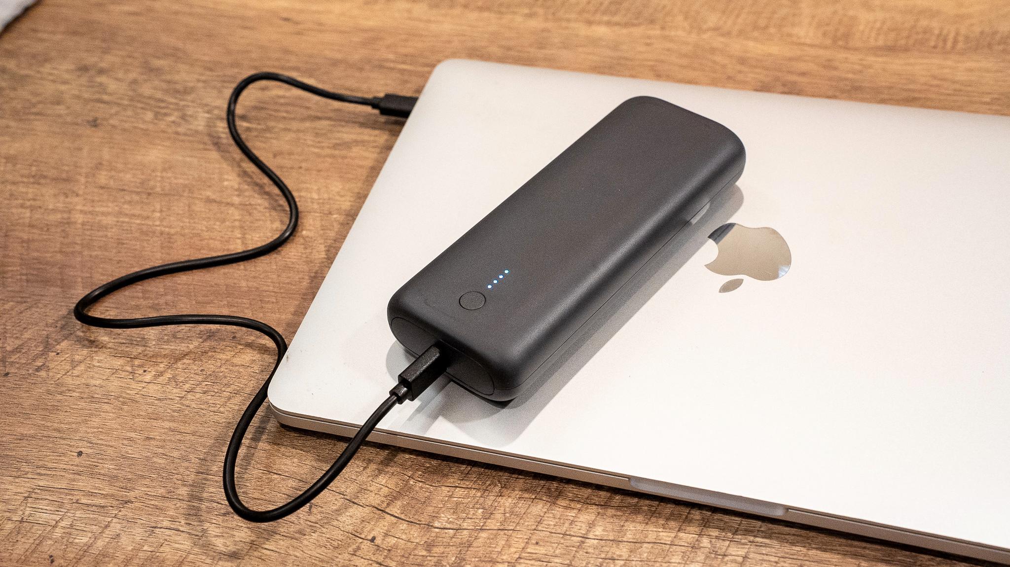 MacBook Pro対応の大容量モバイルバッテリー。国内最小クラスで7000円