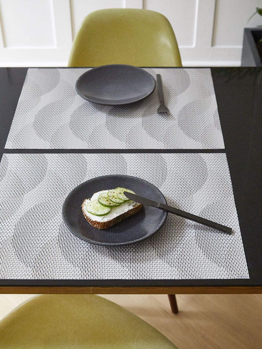 チルウィッチ ランチョンマット アーク｜グレイのうねうねしたストライプ