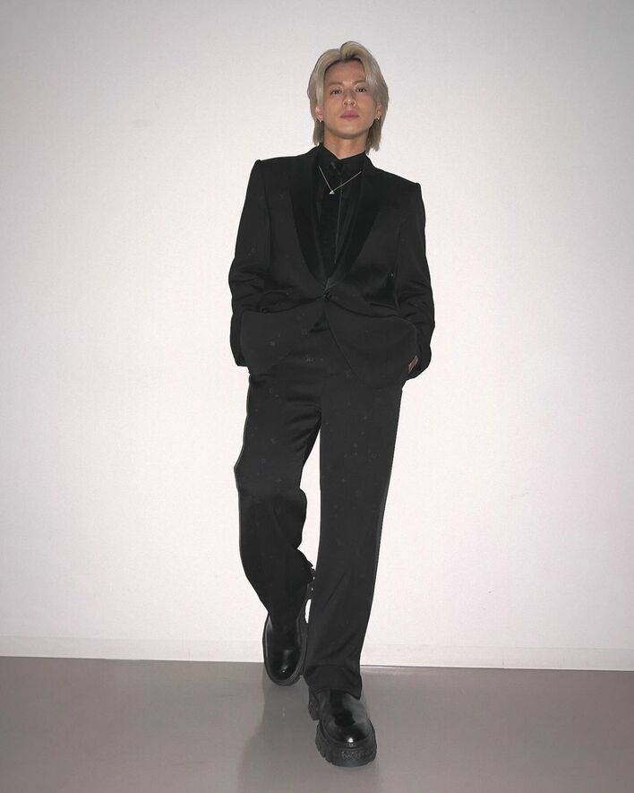 平野紫耀 全身黒の「爆イケ」スーツ姿披露！ルイ・ヴィトンのシックな