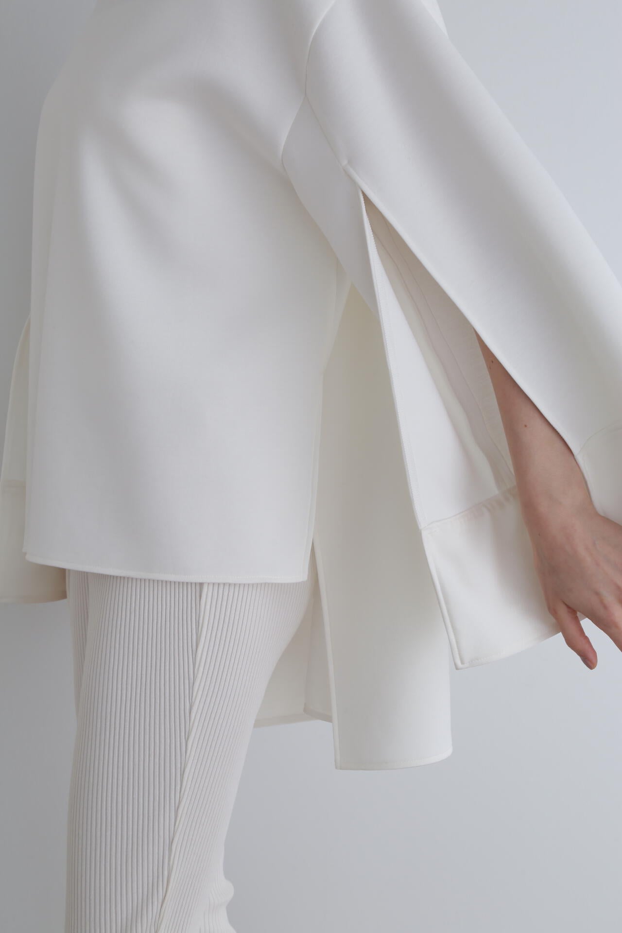 ソフトダンボールスリットスリーブブラウス | LE PHIL（ル フィル