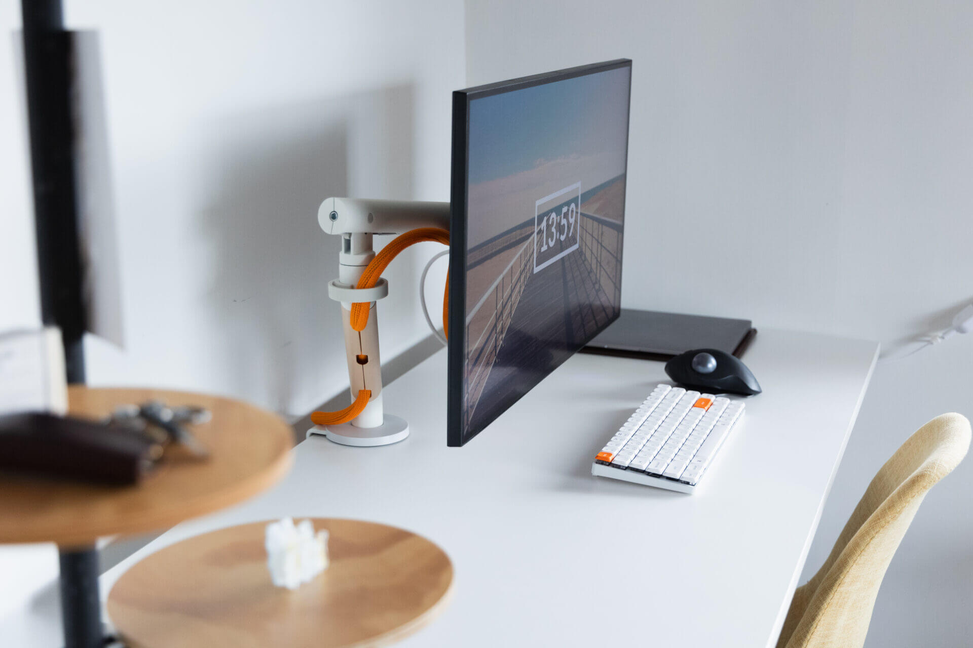 ハーマンミラーのミニマルなモニターアーム「Flo」 | signature